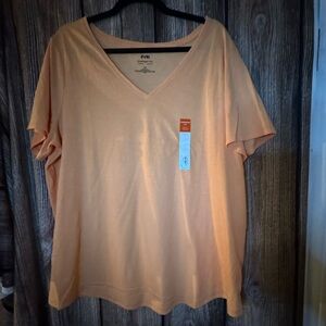 Women’s 1X v neck peach/light orange  short sleeve shirt. EVRI brand. NWT $10.00